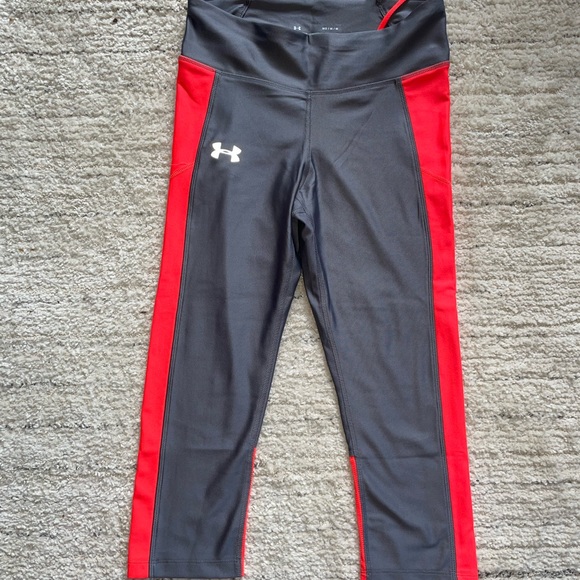 Like New/EUC women’s Under Armour compression capri leggings, size medium - Picture 2 of 3